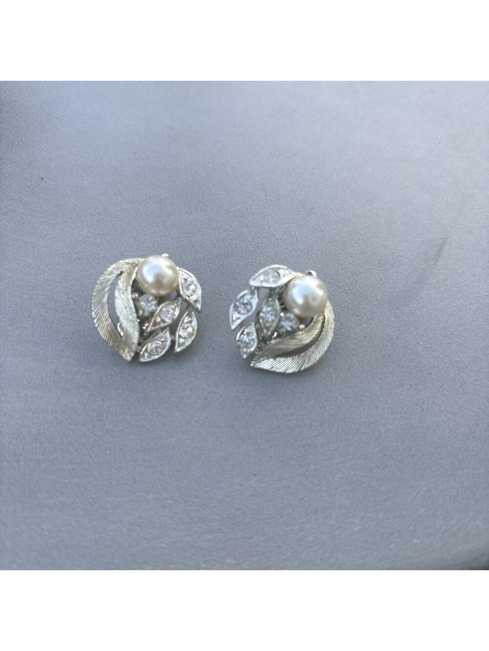 Vintage Lisner Gold Tone/Faux Pearl/Rhinestone Leaf Clip On Earrings